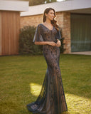 فستان للمدعوات طويل وتصميم أنيق. مصنوع من الخرز.