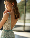 فستان سهرة طويل وتصميم مثير من التُل وتطريز الخرز.