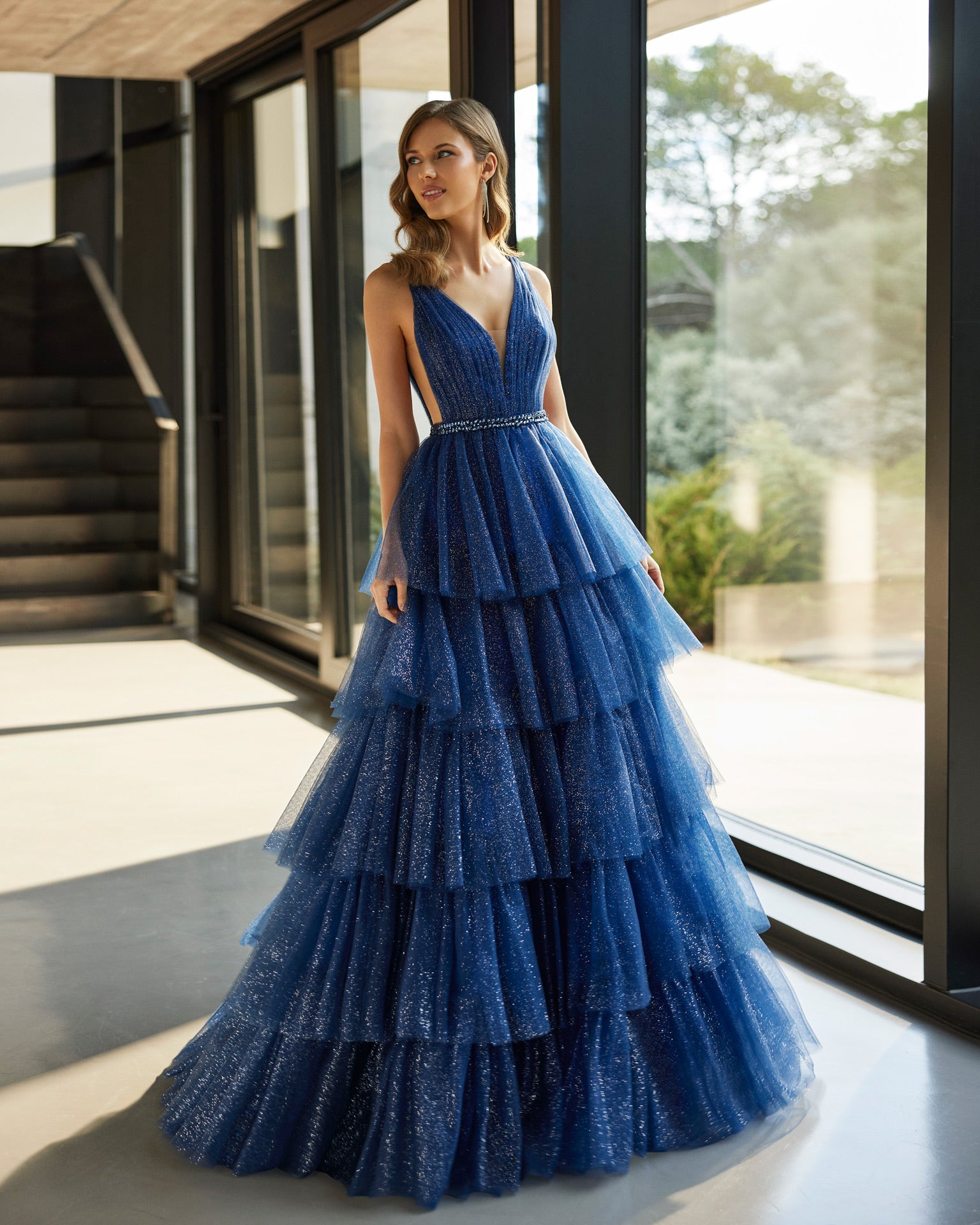 فستان لحفل الكوكتيل طويل وتصميم عصري. 