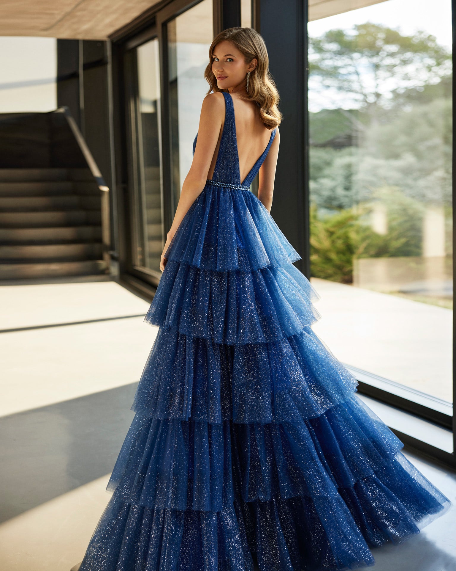 فستان لحفل الكوكتيل طويل وتصميم عصري. 