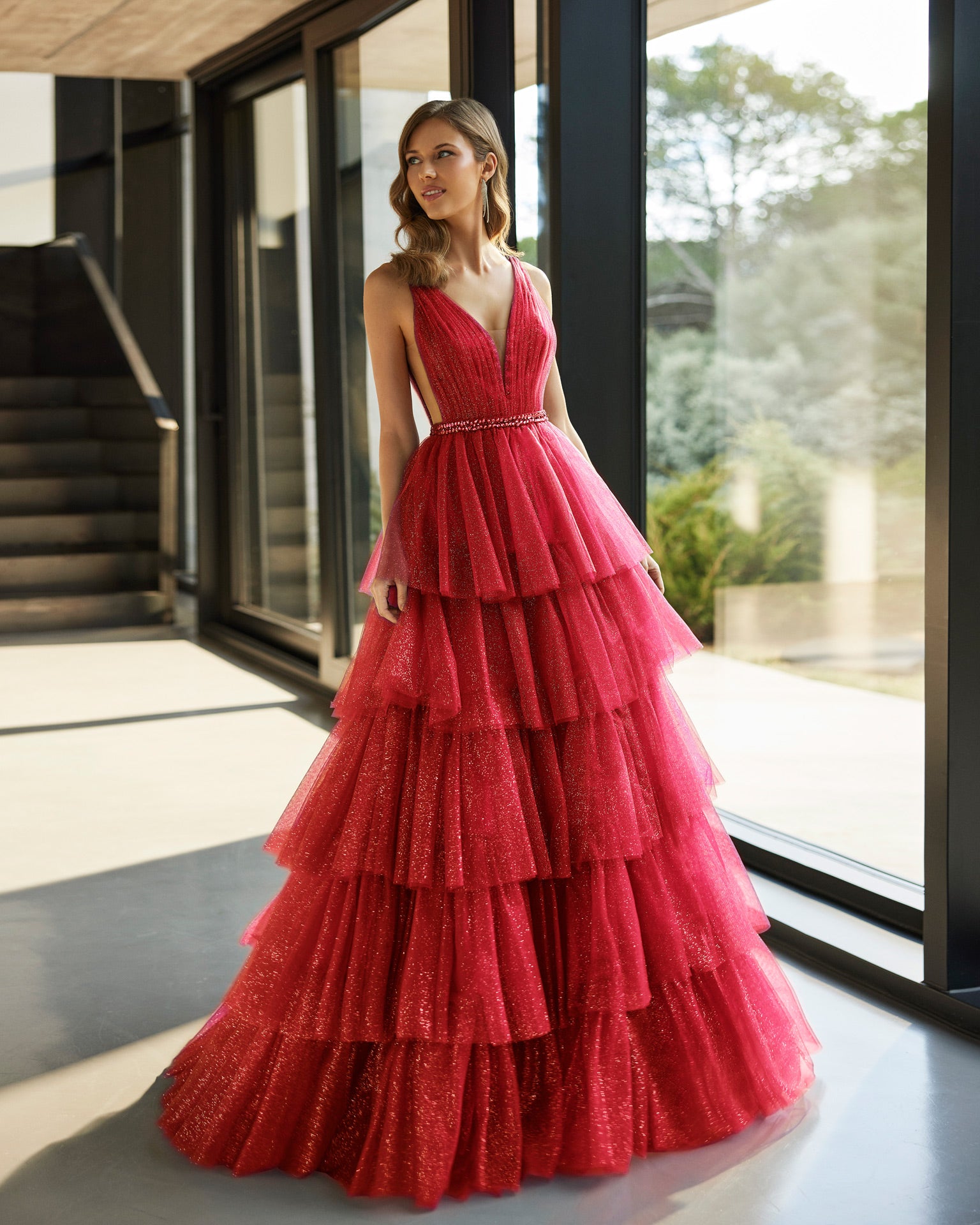 فستان لحفل الكوكتيل طويل وتصميم عصري. 