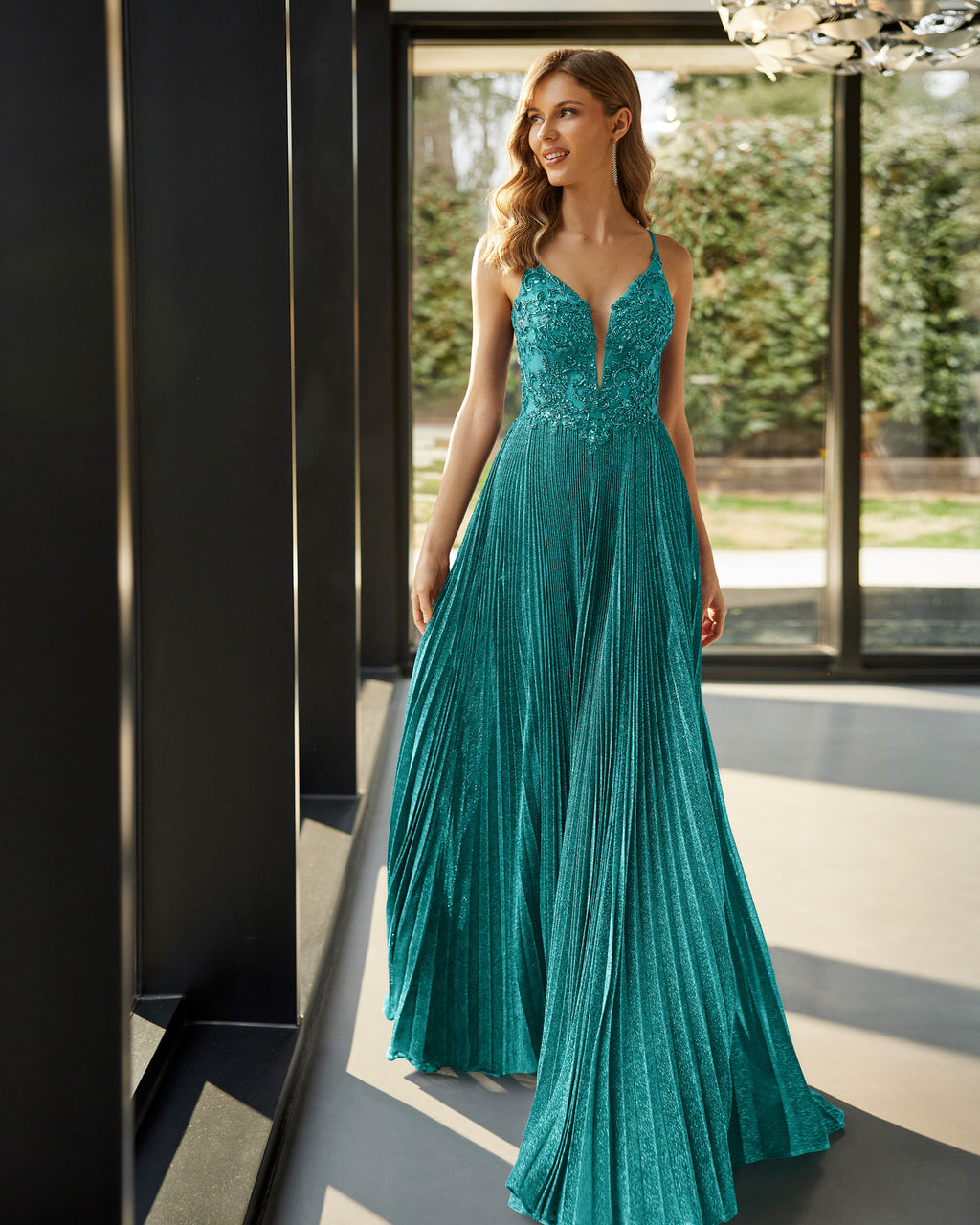 فستان حفلة طويل وتصميم مثير. مصنوع من اللوريكس