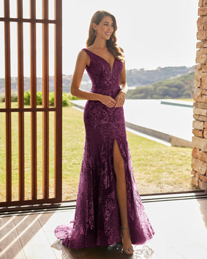 فستان لحفل الكوكتيل طويل وتصميم مثير. 