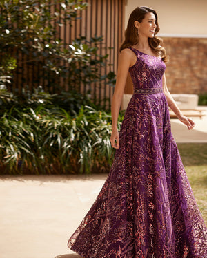 فستان حفلة طويل وتصميم متدفق. مصنوع من التُل