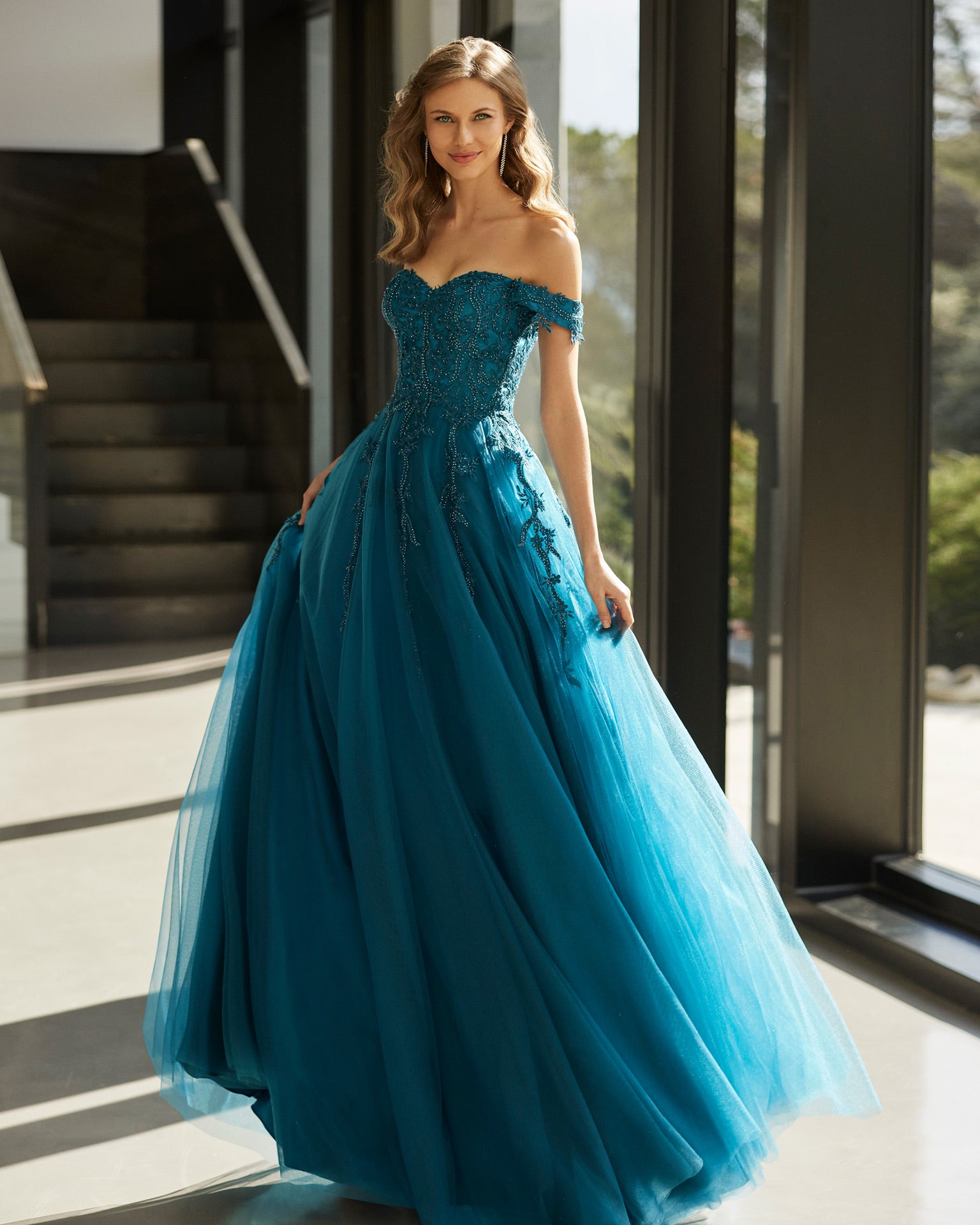 فستان حفلة طويل وتصميم أنيق. مصنوع من التُل