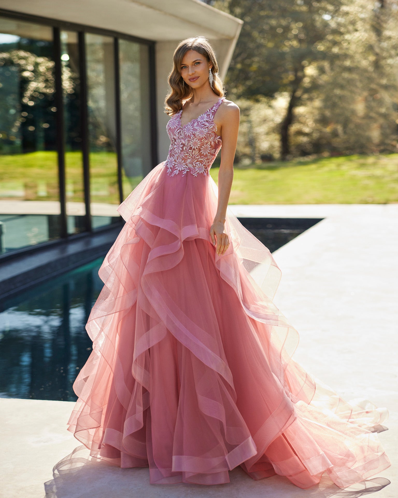 فستان سهرة طويل وتصميم رومانسي. مصنوع من التُل