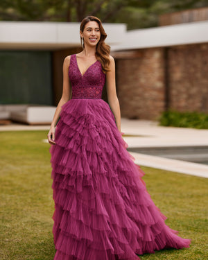 فستان حفلة طويل وتصميم رومانسي. مصنوع من التُل