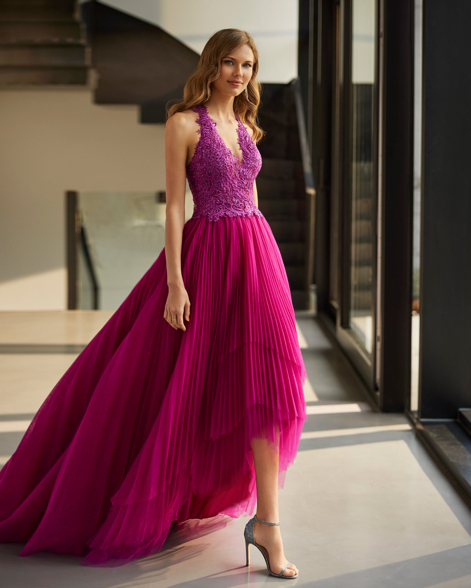 فستان لحفل الكوكتيل طويل وتصميم فانتازيا. 