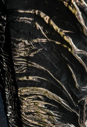 فستان رسمي طويل وتصميم متدفق. مصنوع من البروكاد 