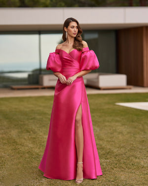 فستان حفلة طويل وتصميم متدفق. مصنوع من الميكادو