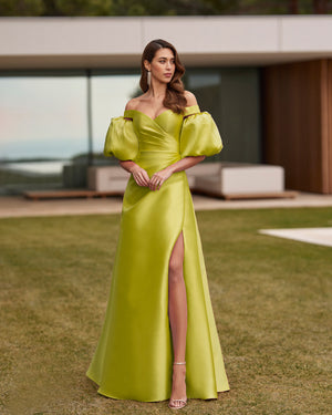 فستان حفلة طويل وتصميم متدفق. مصنوع من الميكادو