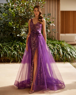 فستان رسمي طويل وتصميم فانتازيا. مصنوع من التُل