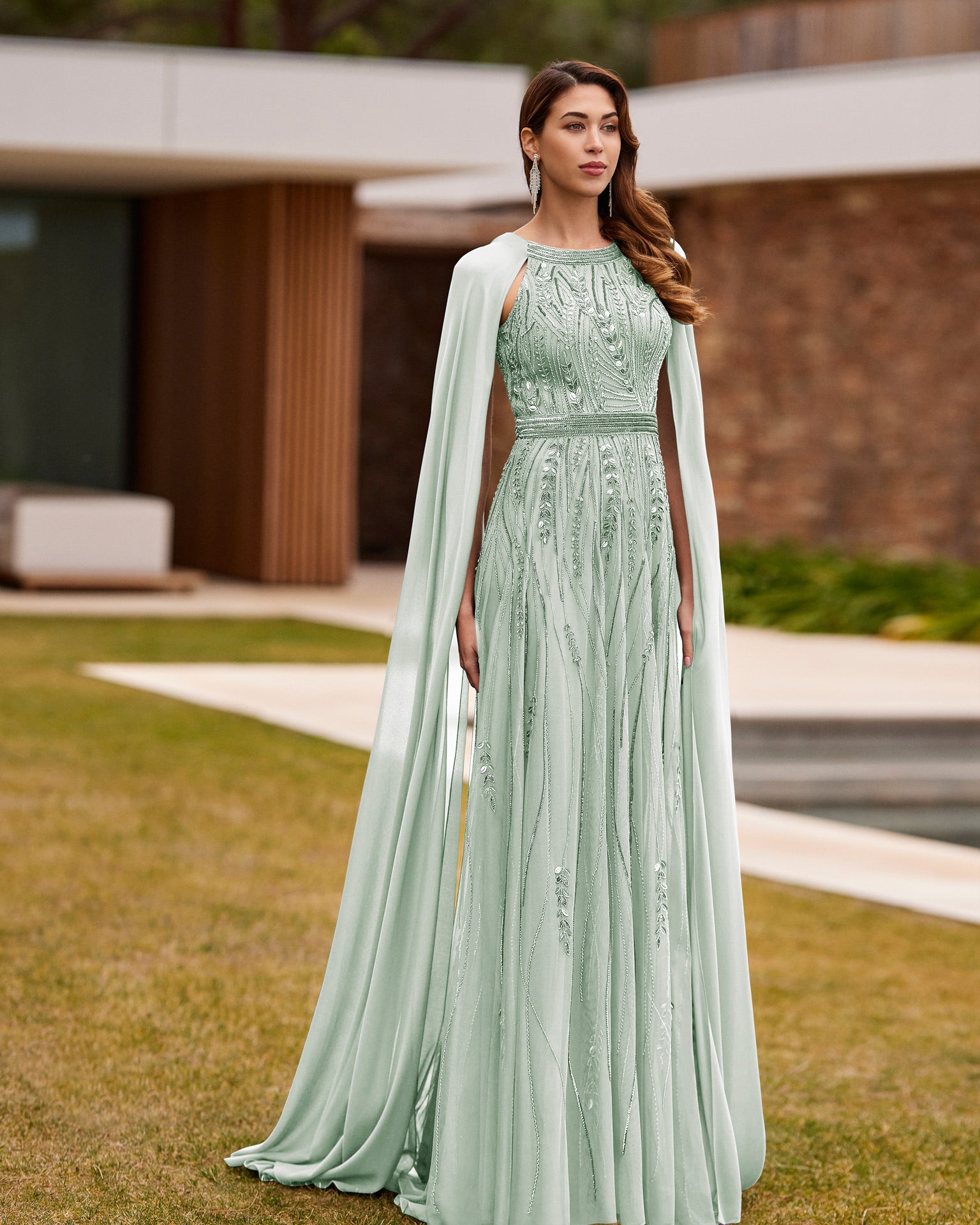 فستان للمدعوات طويل وتصميم أنيق. مصنوع من الخرز.