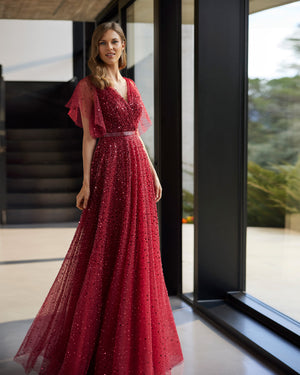 فستان رسمي طويل وتصميم فانتازيا. مصنوع من التُل